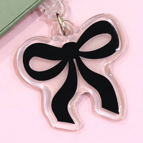 Schwarzer Schleifen USB-C Staubschutz Charm für den Großhandel von Posh Paperie