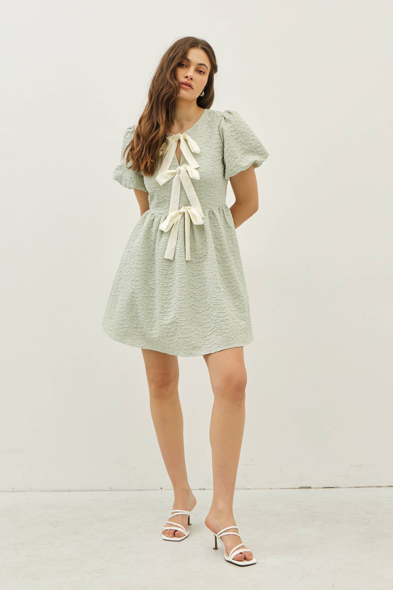 idem ditto – Großhandel Kleid – Damen – Mini-Kleid mit Bubbel-Textur, Schleifen-Detail vorne und Puffärmeln16