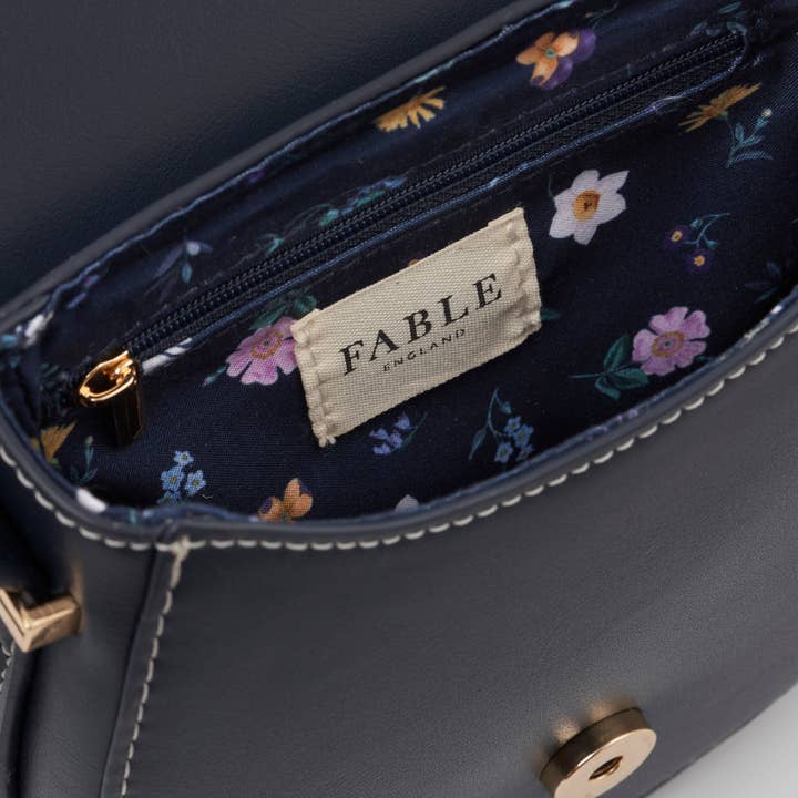 Fable England – wholesale Axelväska - Dam – FABLE Swooping Swallows Marinblå Mini Sadelväska