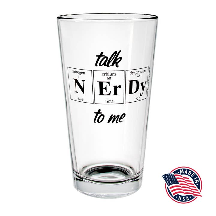 TALK NØRDY TIL MIG Pint Glass for engroshandel hos Periodically Inspired