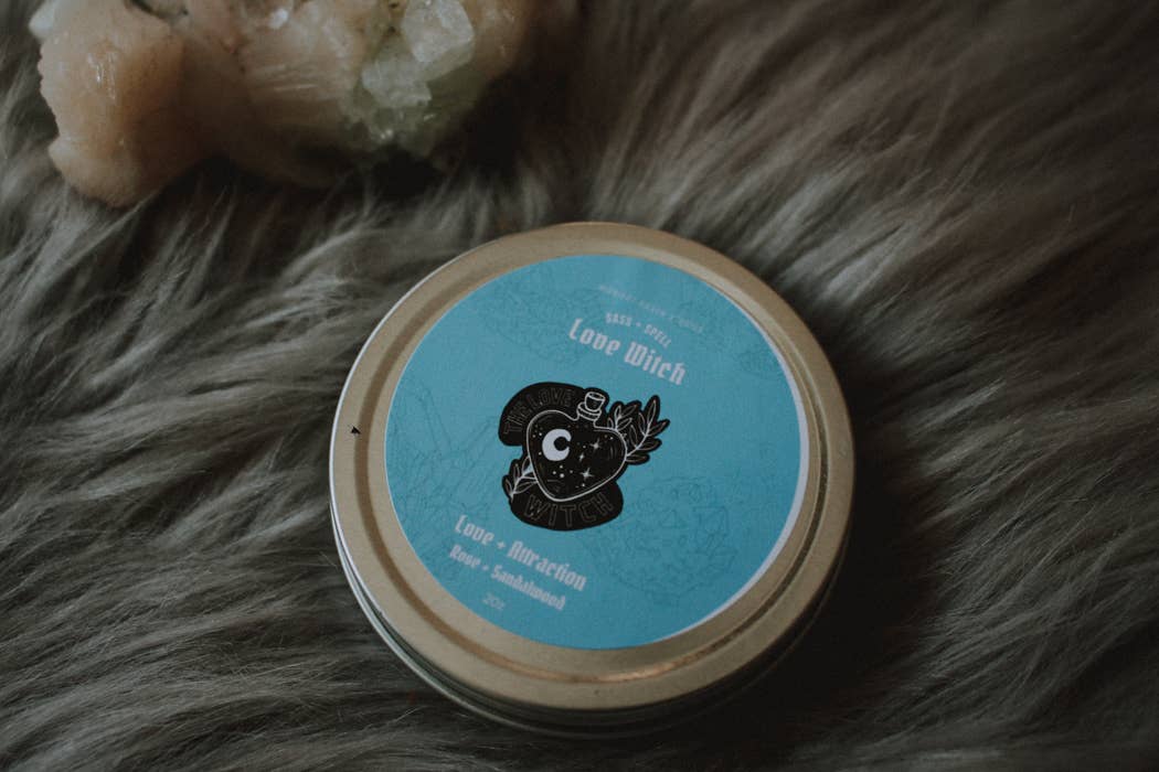 Midnight Raven Studios - Venta al por mayor Vela aromática de viaje - Vela de hojalata Love Witch, vela hechizada, rosa de sándalo1