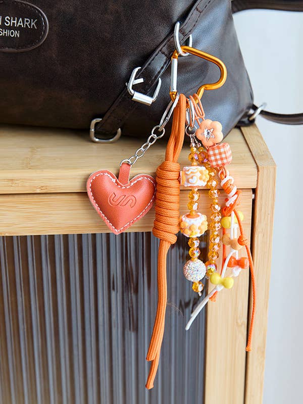 Sød flettet nøglering med læderhjerte taskevedhæng DP25765 for engroshandel hos Dipped Shop