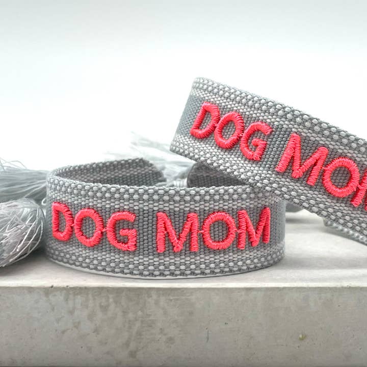 Parsley & Pepper – Großhandel Gewebtes/geflochtenes Armband – DOG MOM Statement Armband gewebt, bestickt