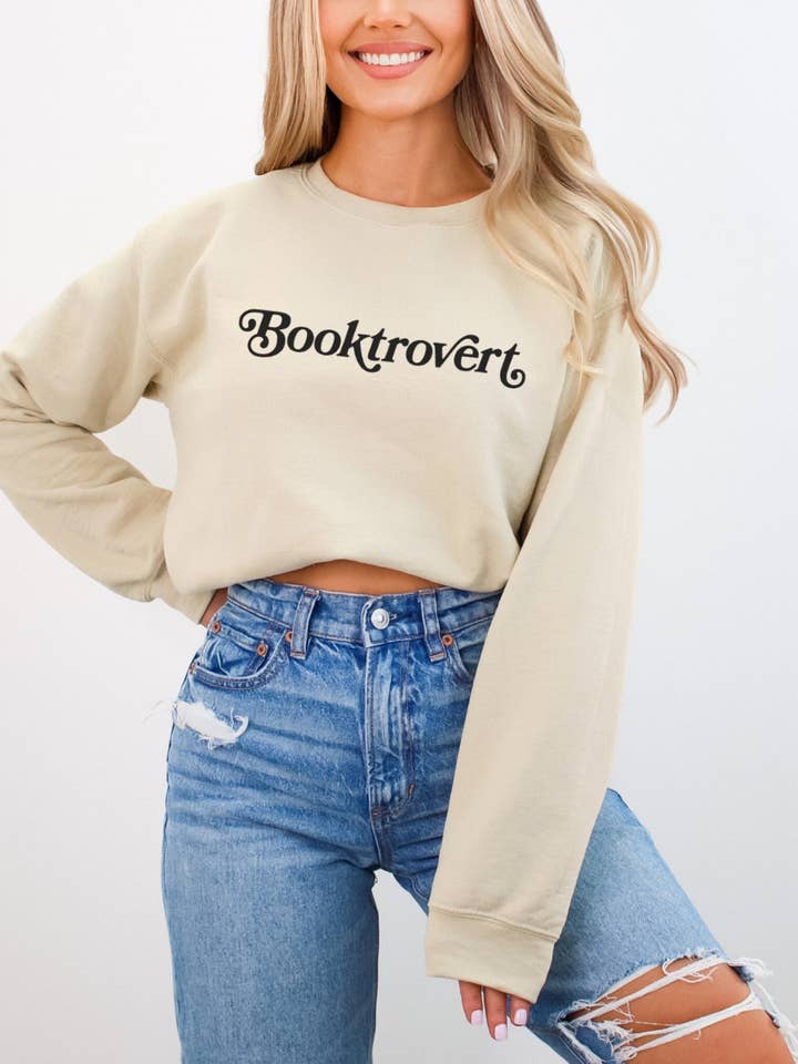 Sweat-shirt col rond Booktrovert - Amoureux des livres pour la vente par Desert Raine