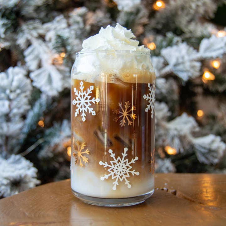 Canette de bière en verre à motif Snowlake, verres d'hiver pour la vente par Butler Design Co.