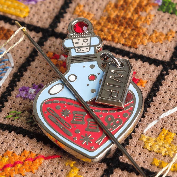 Rode Toverdrank Fles Naaldenhouder for wholesale by Stitchonomy