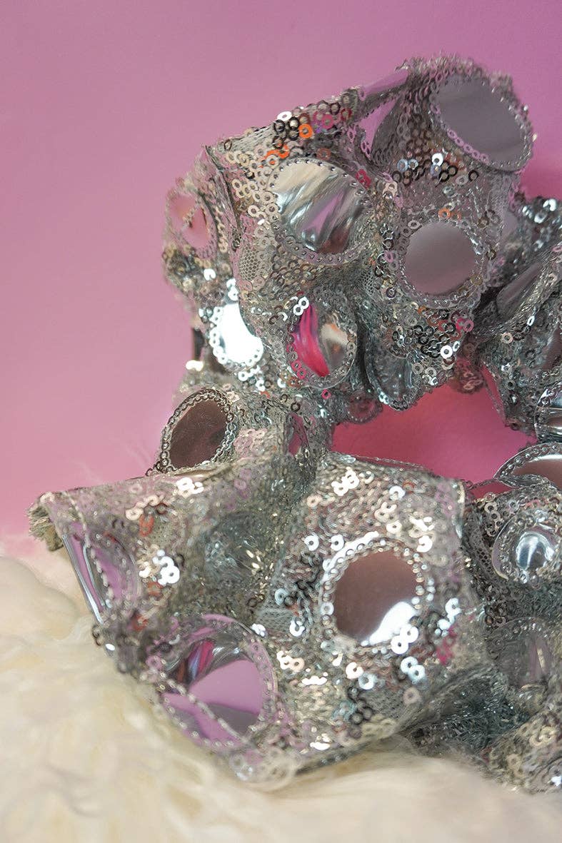 Isolated Heroes – Engroshandel Scrunchie – Kvinder – Barbarella Sølv Paillet Super Scrunchie2