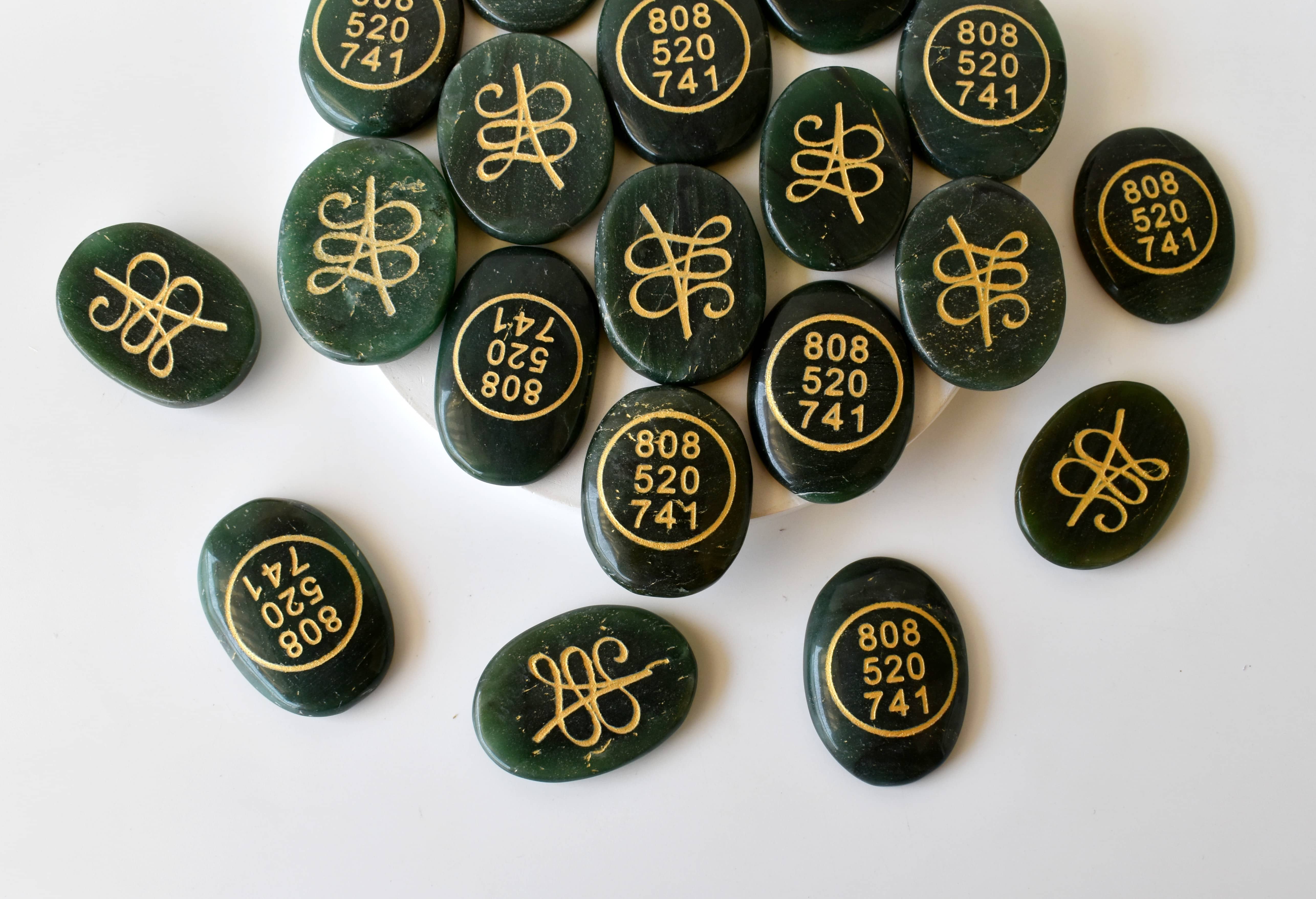 Soothing Crystals – Engroshandel Spirituelle sten og krystaller – Poleret grøn Jade Zibu sten, Oval form Zibu krystaller7