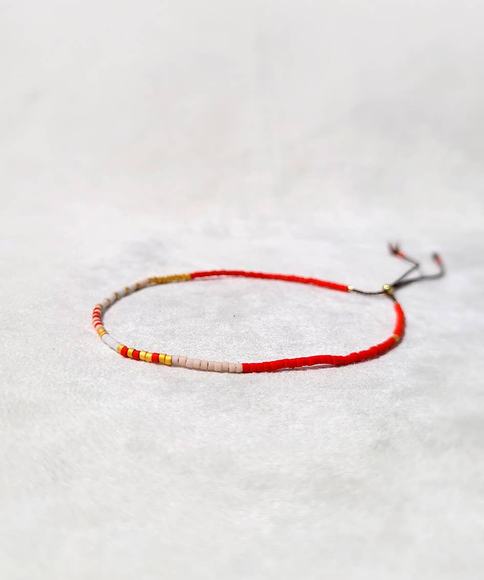 Delphine Plisson – Großhandel Perlenarmband – NAÏA Armband, Seidenfaden, Perlen2