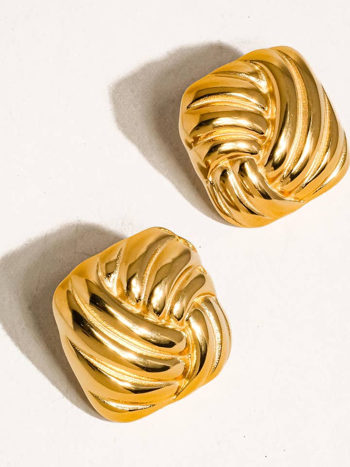 Orecchini quadrati ondulati Thel in oro 18 carati non ossidati per la vendita all'ingrosso da parte di Flânerie by MAIQ