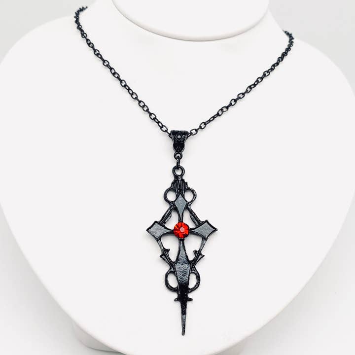 Zwarte puntige kruis gothic ketting - Mio Queena voor wholesale door Mio Queena