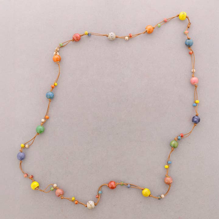 Collier long avec perles en céramique pour la vente par Sonata