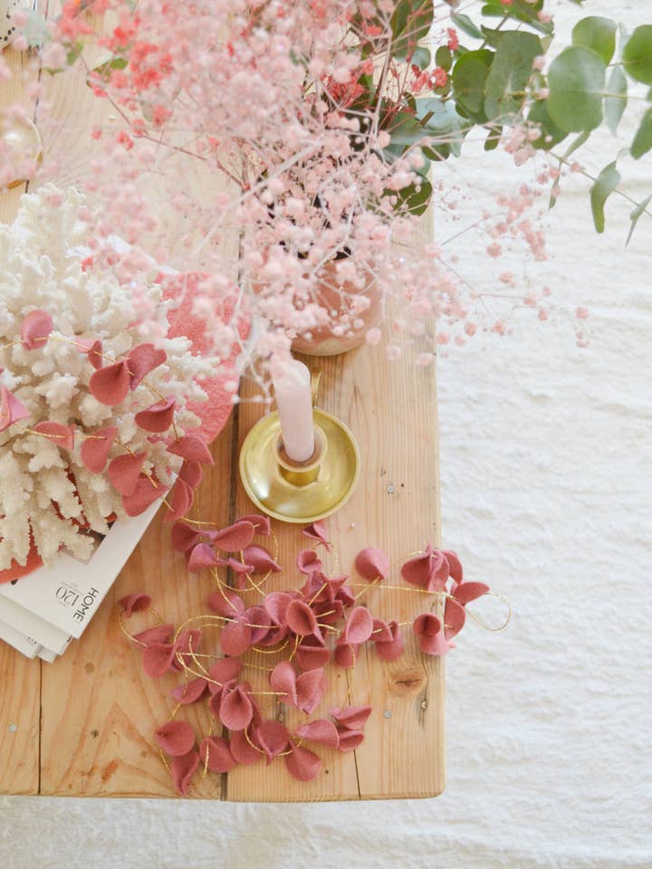 Girlang av eukalyptus i vinröd filtad ull för wholesale av Calmfordreamers