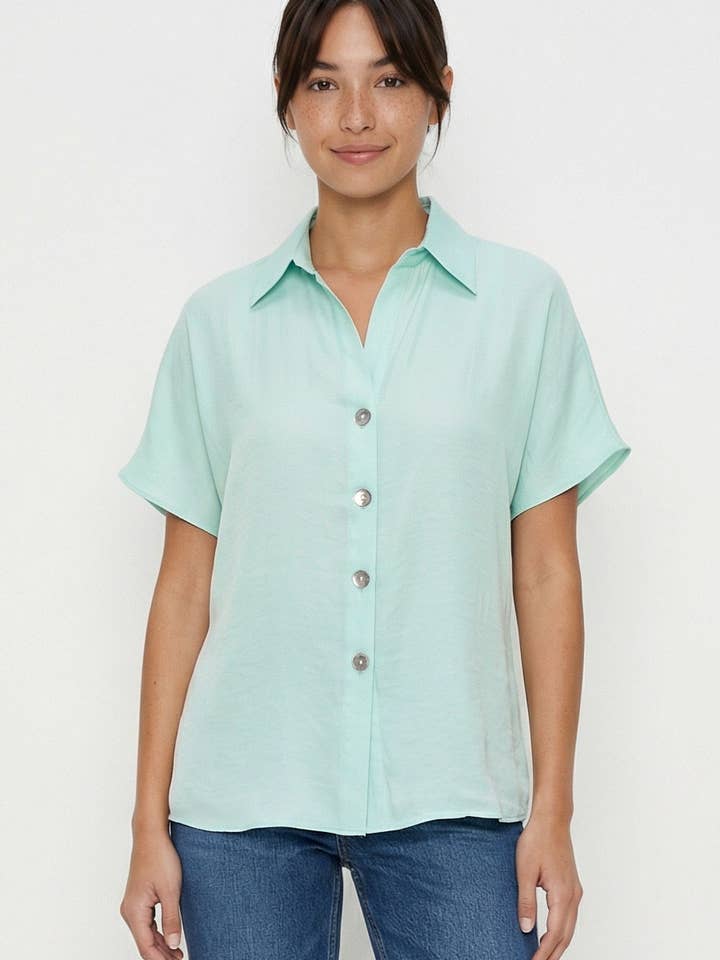 Blouse minimaliste à boutons avec épaules tombantes pour la vente par Naked Zebra