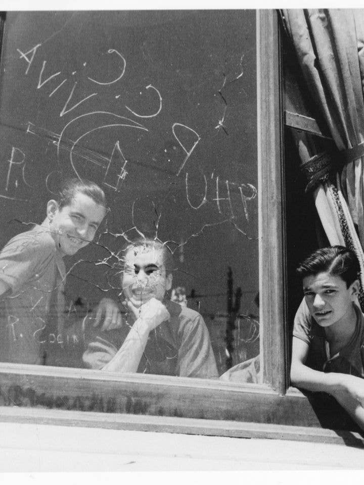 Trois hommes à l'Hôtel Colon, Barcelone par Gerda Taro - août 1936 pour la vente par Flashback Shop