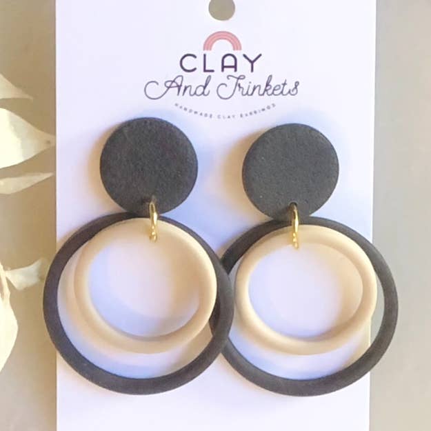 Clay and Trinkets - Venta al por mayor Pendientes colgantes - Aros colgantes de dos tonos