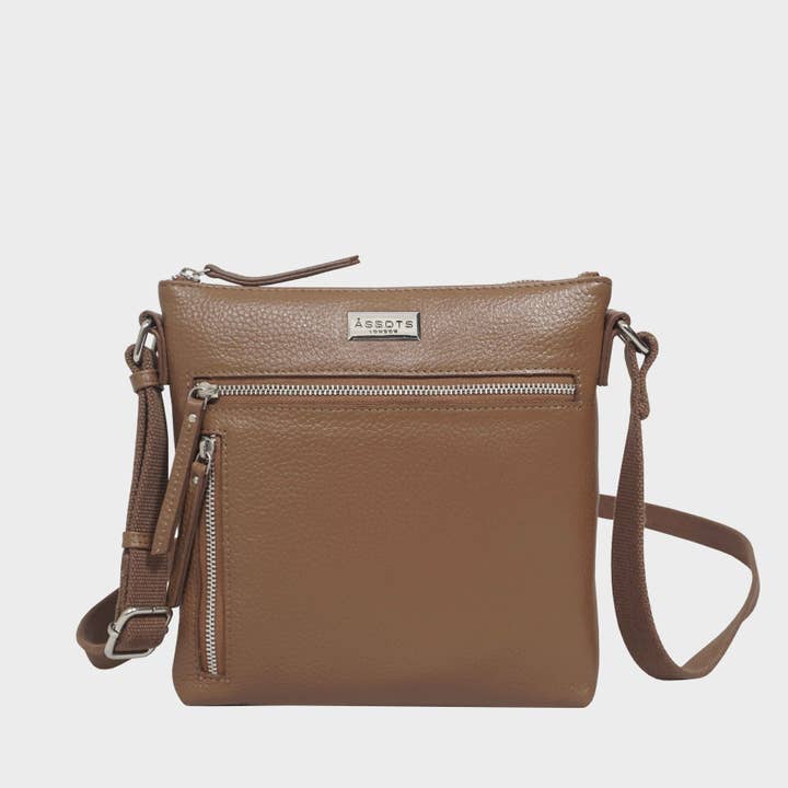 Sac à bandoulière « RUE » en cuir véritable grainé brun clair pour la vente par Assots London