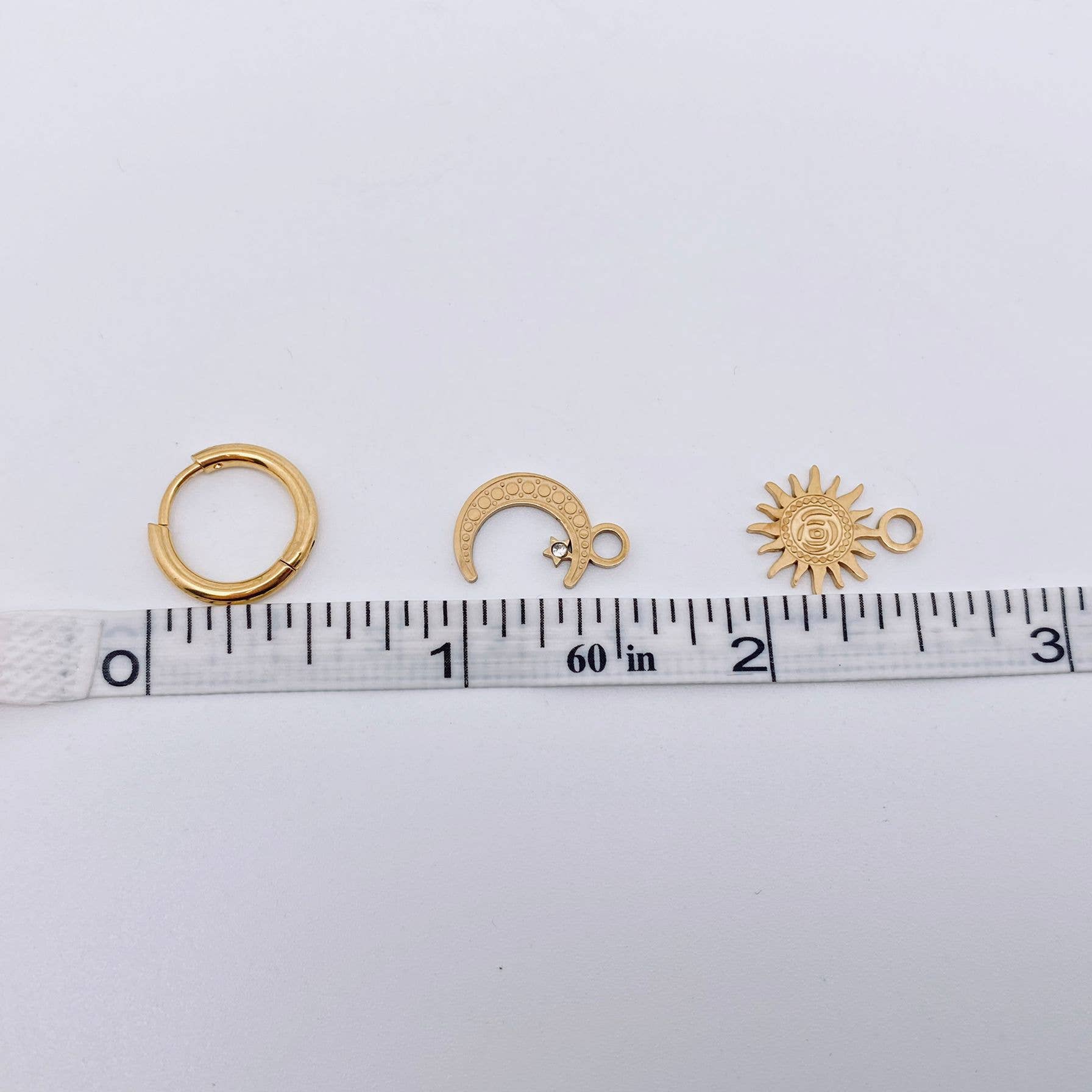 Mio Queena - Venta al por mayor Pendientes de aro pequeños - Pendiente Huggie asimétrico de acero inoxidable chapado en oro de 18 quilates Sun Moon FGS/MS3