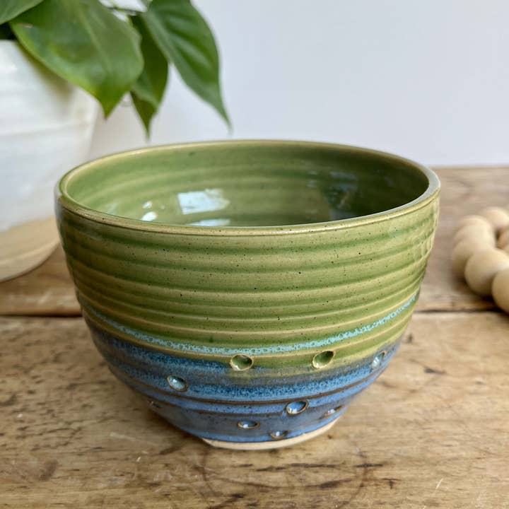 Coastal Clay Co. - Venta al por mayor Coladores - Cuenco clásico para bayas de verano con platillo - Colador de cerámica