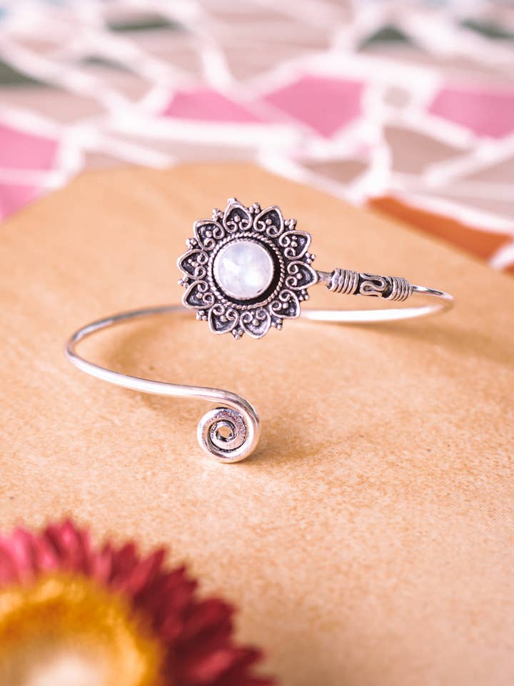 Rahani Armbånd med Månesten- Sølvbelagt for engroshandel hos Meelah Collections