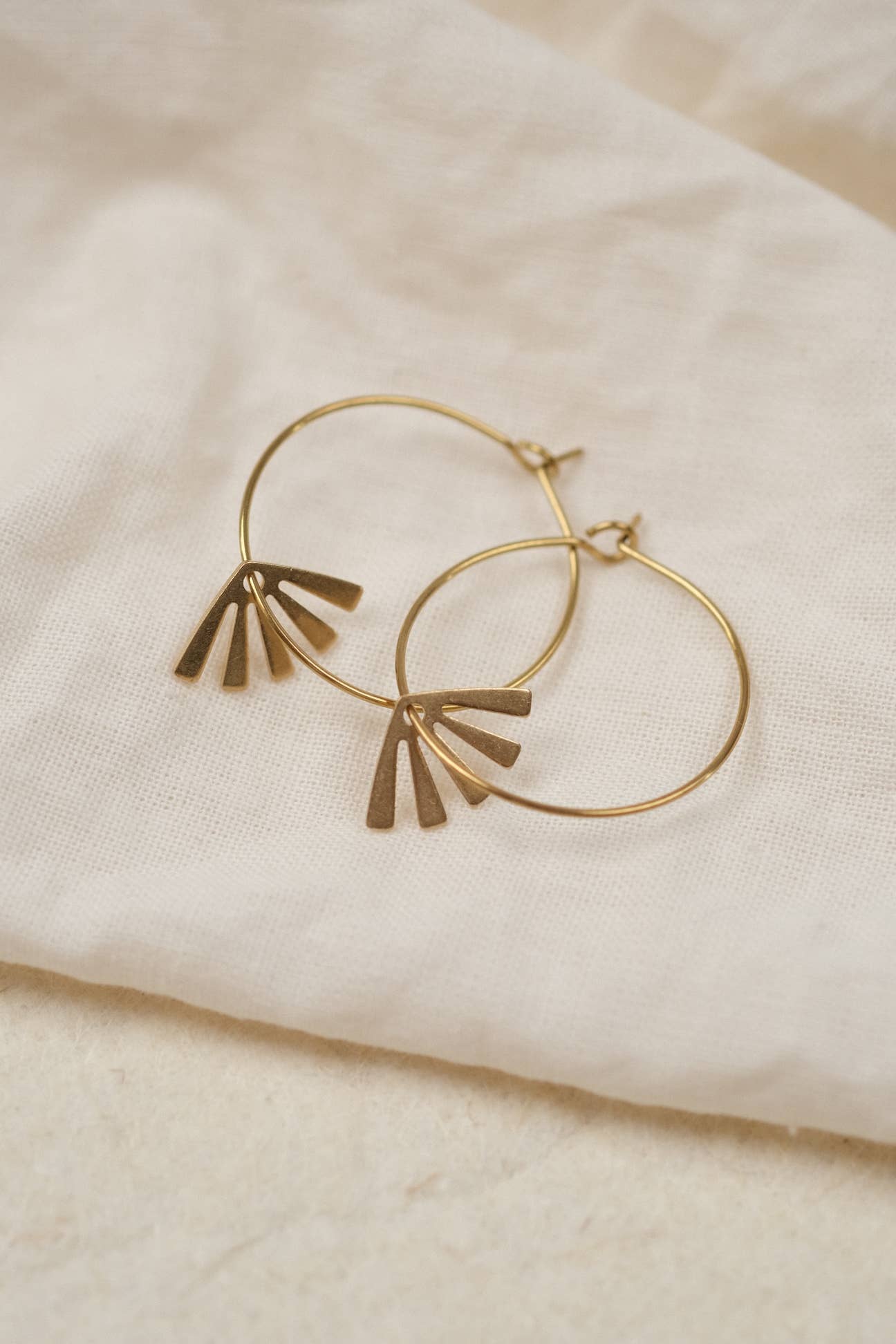 BRASSCAKE Jewelry - Wholesale Oorringen - HARLOW KREOLE oorbellen van duurzaam messing in goudkleur1