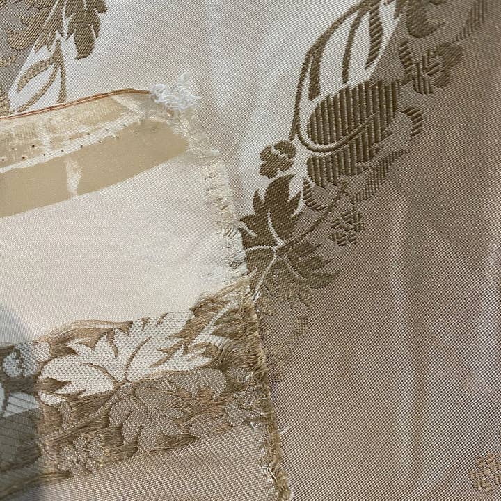 Fancy Styles Fabric - Vendita all'ingrosso Tessuto - NOVITÀ Contessa Irene taffetà in finta seta champagne e oro antico a righe con ricamo a vite