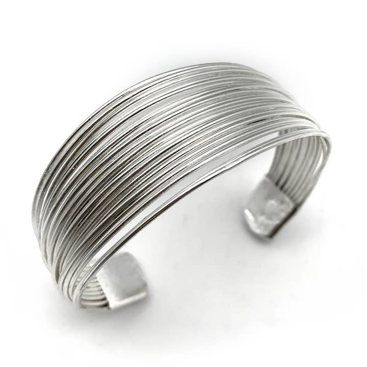 Bracelet manchette réglable plaqué argent - fils minces empilés pour la vente par Anju Jewelry