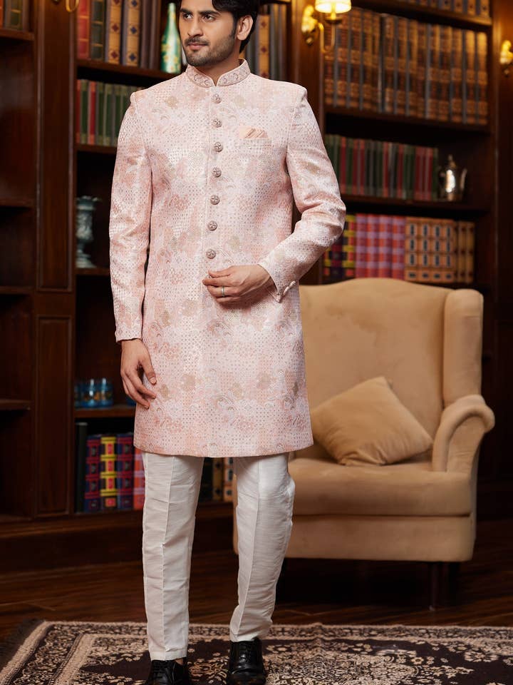 Sherwani traditionnel indo-occidental en soie jacquard pêche, longue kurta et costume pantalon pour homme pour mariage - Travail de broderie pour la vente par HATKE BRIDE