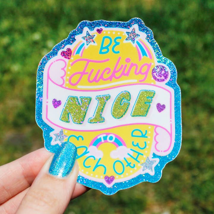 Vær søde mod hinanden holografisk glitterklistermærke for engroshandel hos Quite Colorful