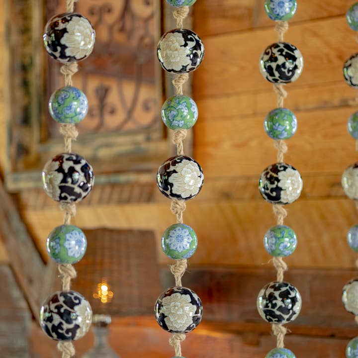 Guirlande de boules Tsugo en porcelaine « Nara » de 74 po de longueur, noir/ivoire/menthe pour la vente par Zaer Ltd. International