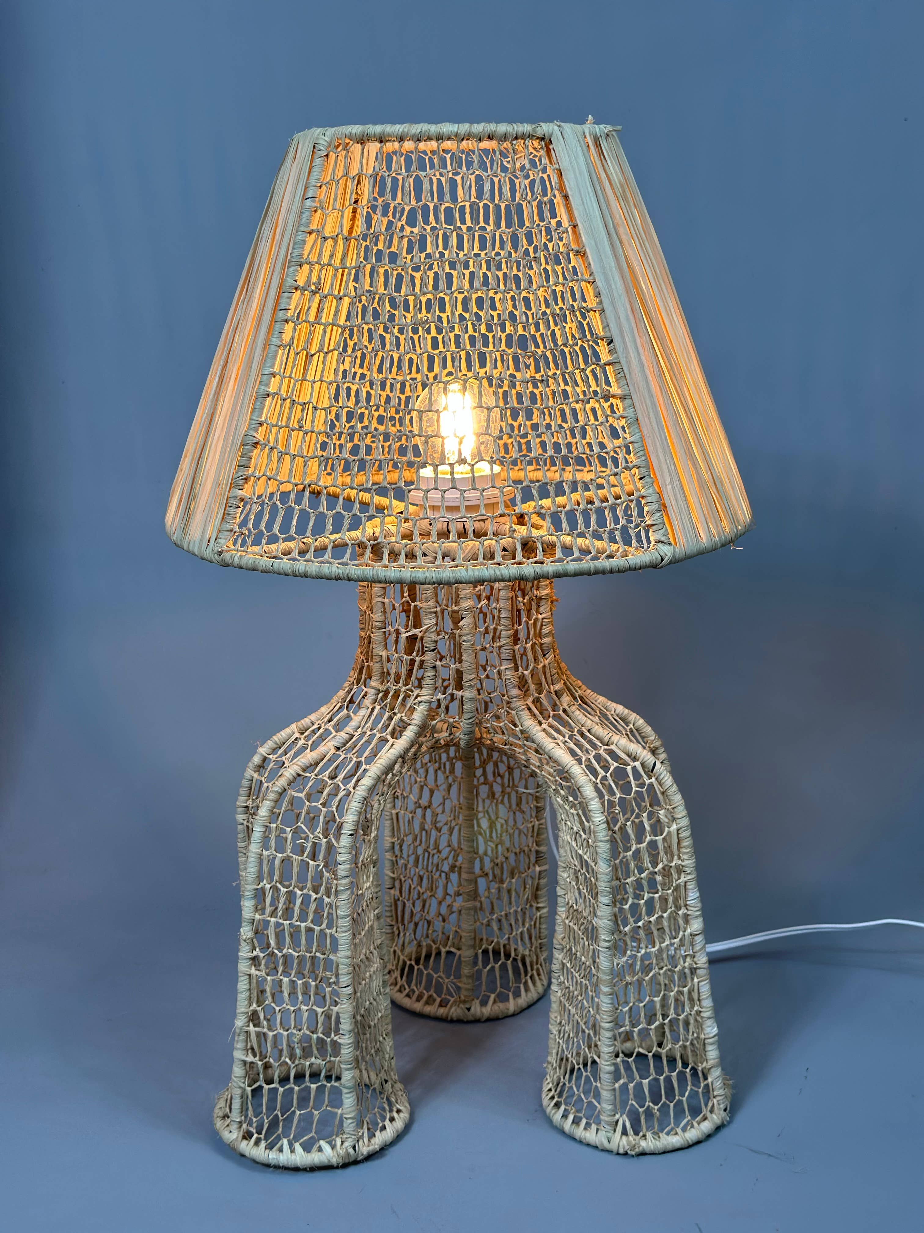 Mikwi – Engroshandel Skrivebordslampe – Naturlig raffia bordlampe, håndflettet lampeskærm7