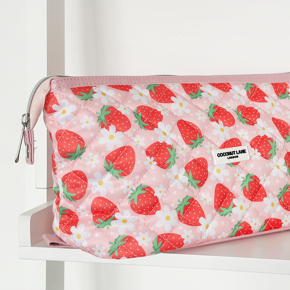 Coconut Lane - Vendita all'ingrosso Borsa per trucchi/cosmetici - Magic Lifestyle Pouch - Pochette trapuntata Berry Cute Strawberry5