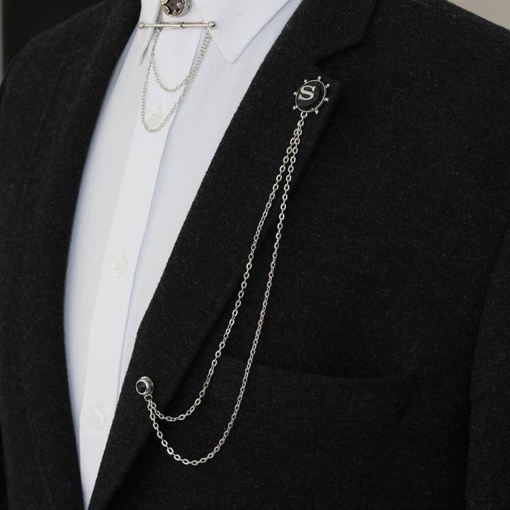 Spilla a catena con giacca a timone personalizzata, lettera personalizzata per la vendita all'ingrosso da parte di COOLMENCLUB