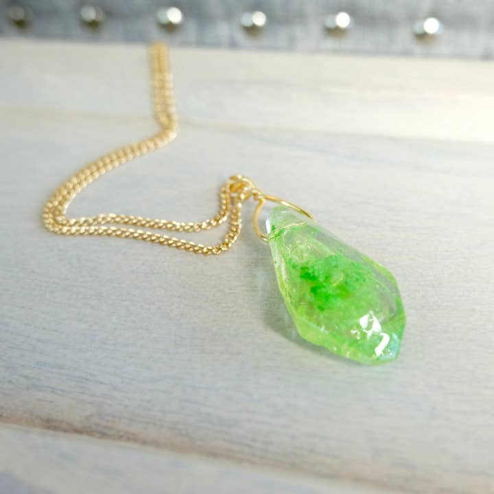 BlueButterflyBazaar – Engroshandel Halskæde med vedhæng – Ezra Bridgers Kyber krystal halskæde Star Wars gave3