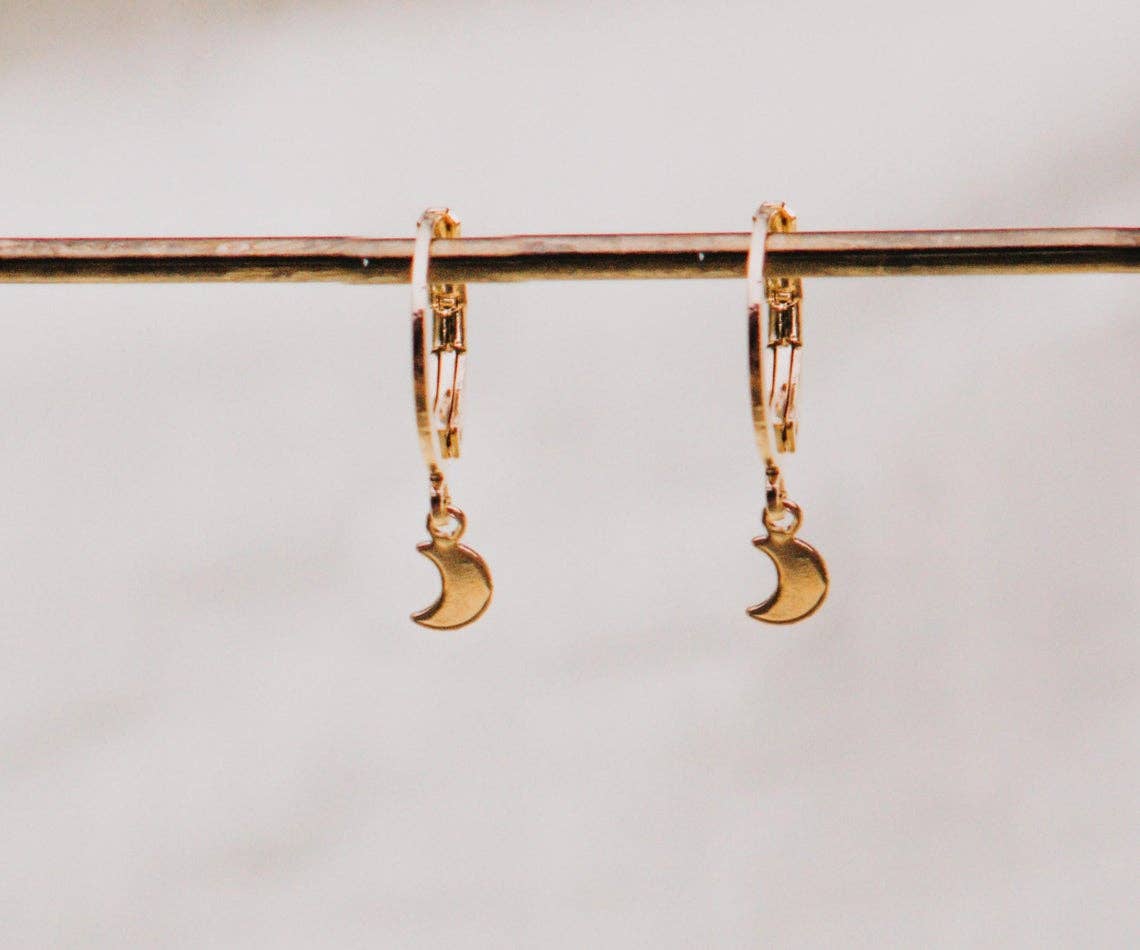 A Worthy Brand - Vendita all'ingrosso Orecchini a cerchietto - Mini Orecchini a Cerchio Moon And Star Huggie in oro5