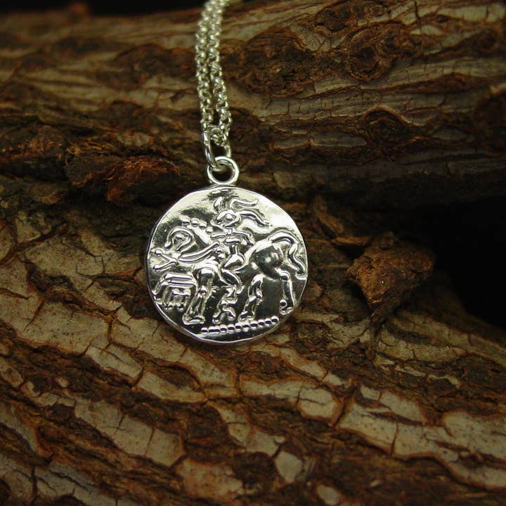 Vis a Vis Jewelry - Venta al por mayor Collares con colgantes/abalorios - Collar de moneda celta Rhiannon - Diosa gala Epona1