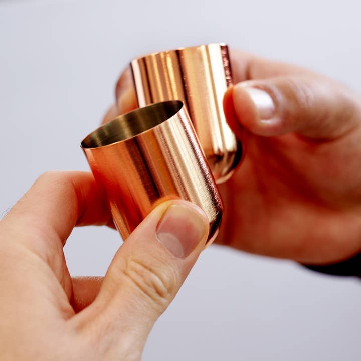 Oak & Steel – Großhandel Schnapsgläser – 6 roségoldene Edelstahl-Schnapsgläser mit Halterablage