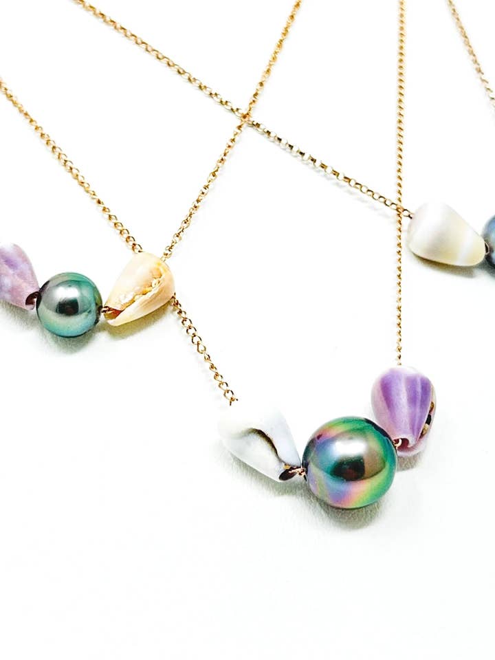 Keglesnegl + Påfugle Tahiti Perlehalskæde for engroshandel hos Nani Shells