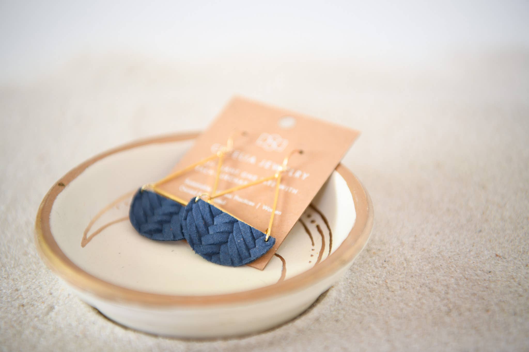 Cecelia Designs Jewelry – Brincos de argola por atacado – Brincos Triangulares e Meia-Lua em Pele 4