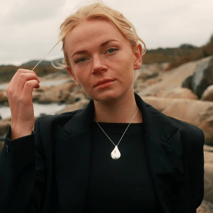 Colar Lágrima de Freya - Prata de 1ª Lei Mid e outras tendências em Compre bijuterias frete gratis B2B. Devoluções gratuitas e condições de pagamento a 60 dias na Faire na Faire.