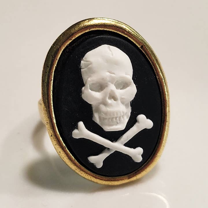 Grande bague camée en forme de crâne et d'os blancs pour la vente par Fizz