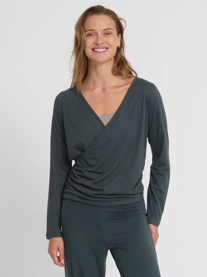 NATANA - T-shirt med bred ben og omslag for engroshandel hos Yoga Searcher