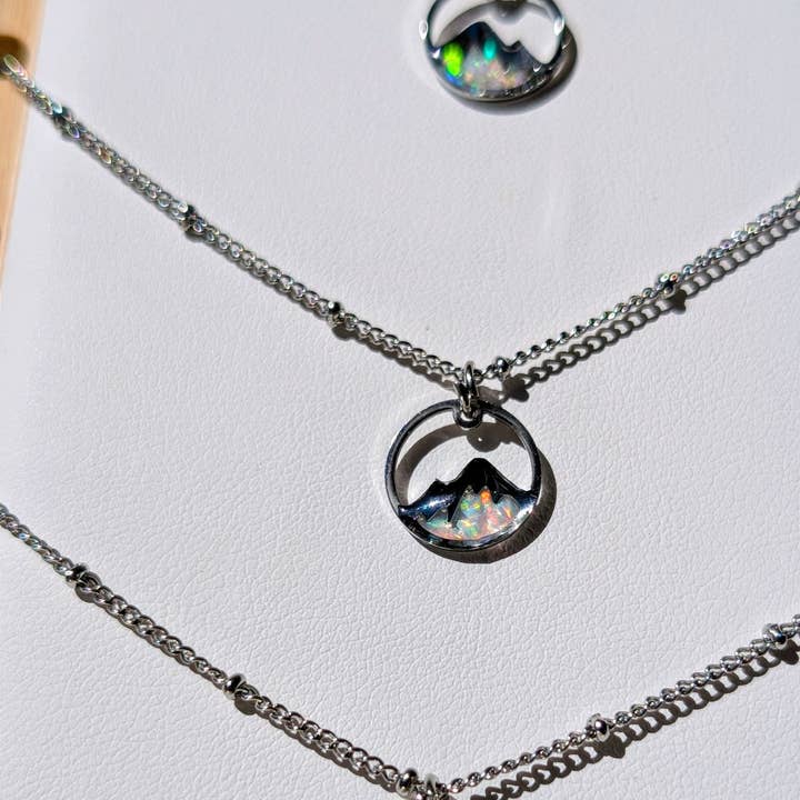 Halskæde med bjergvedhæng af laboratoriedyrket opal – belagt med sterlingsølv for engroshandel hos TillyPad Studios