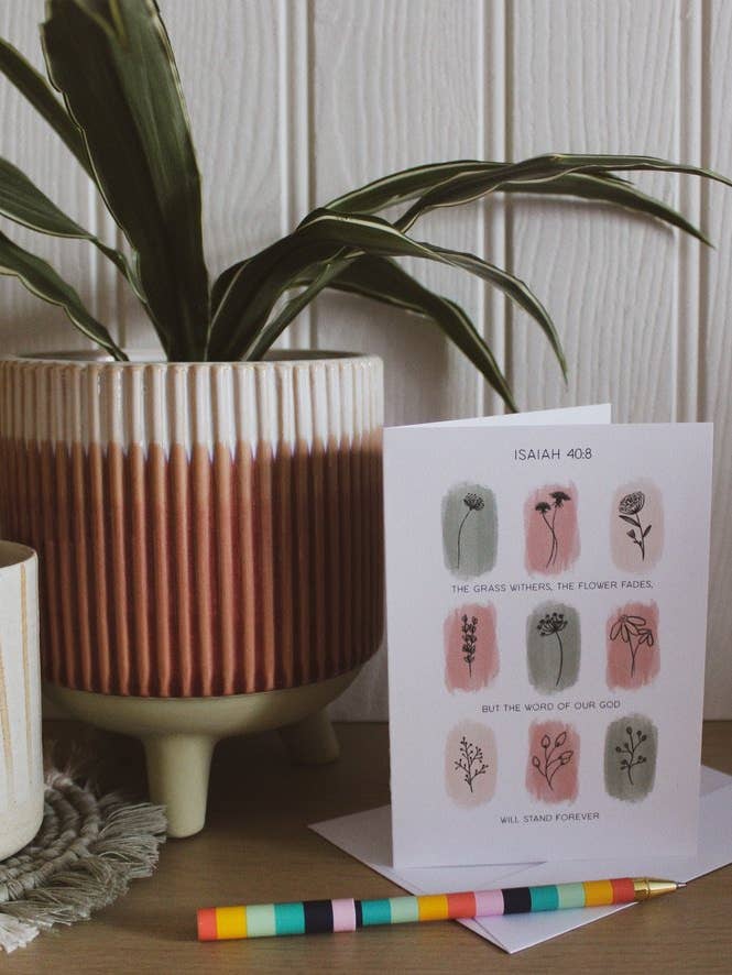 Bibelsk verskort - Esajas 40v8 - Blomsterskitser for engroshandel hos Daisy & Joy Design