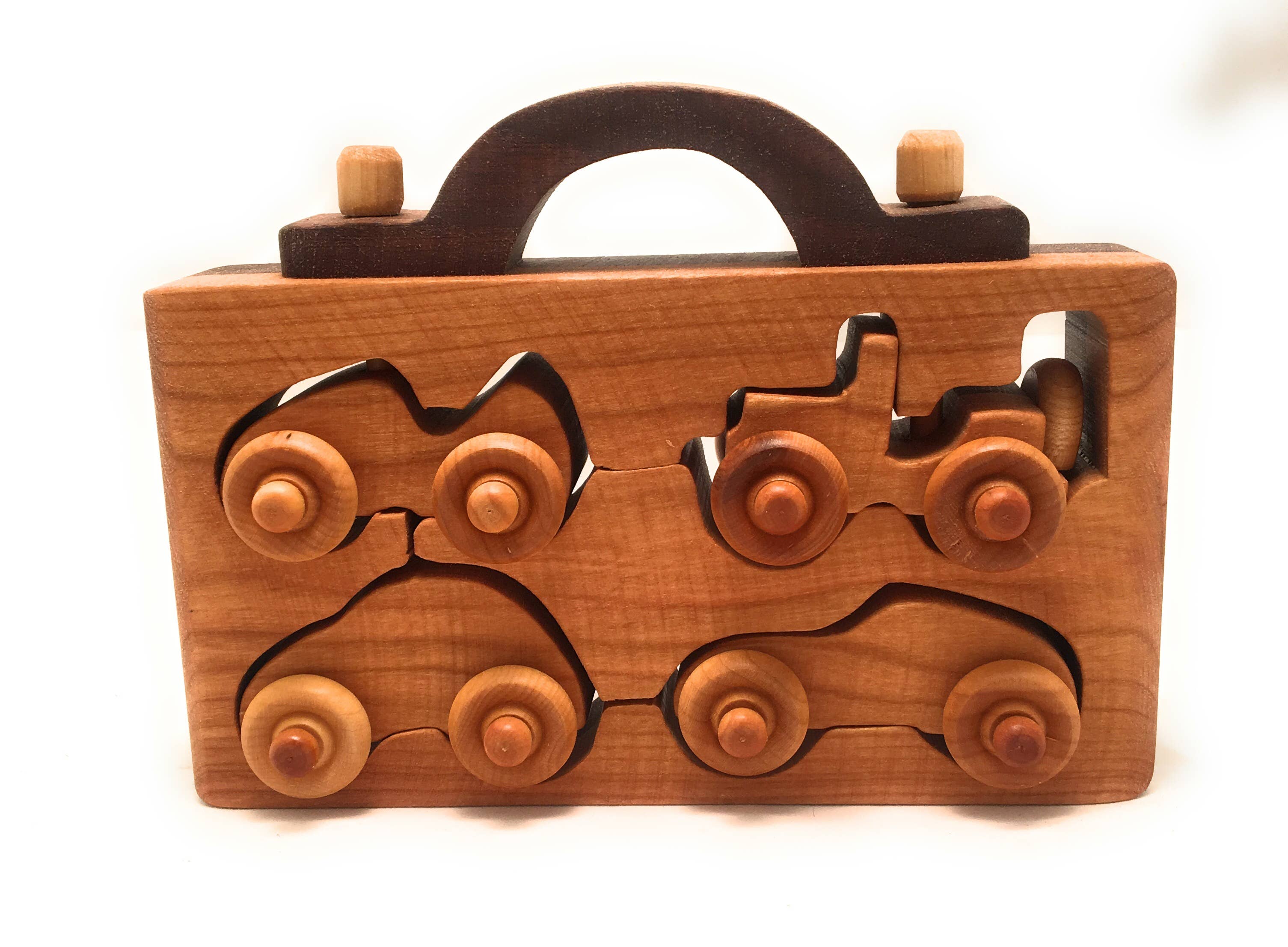 Baldwin Toy Co. – Großhandel Spielzeugauto – Kinder – 4er-Set Spielzeugautos aus Walnuss- und hellem Holz mit Tragekoffer3