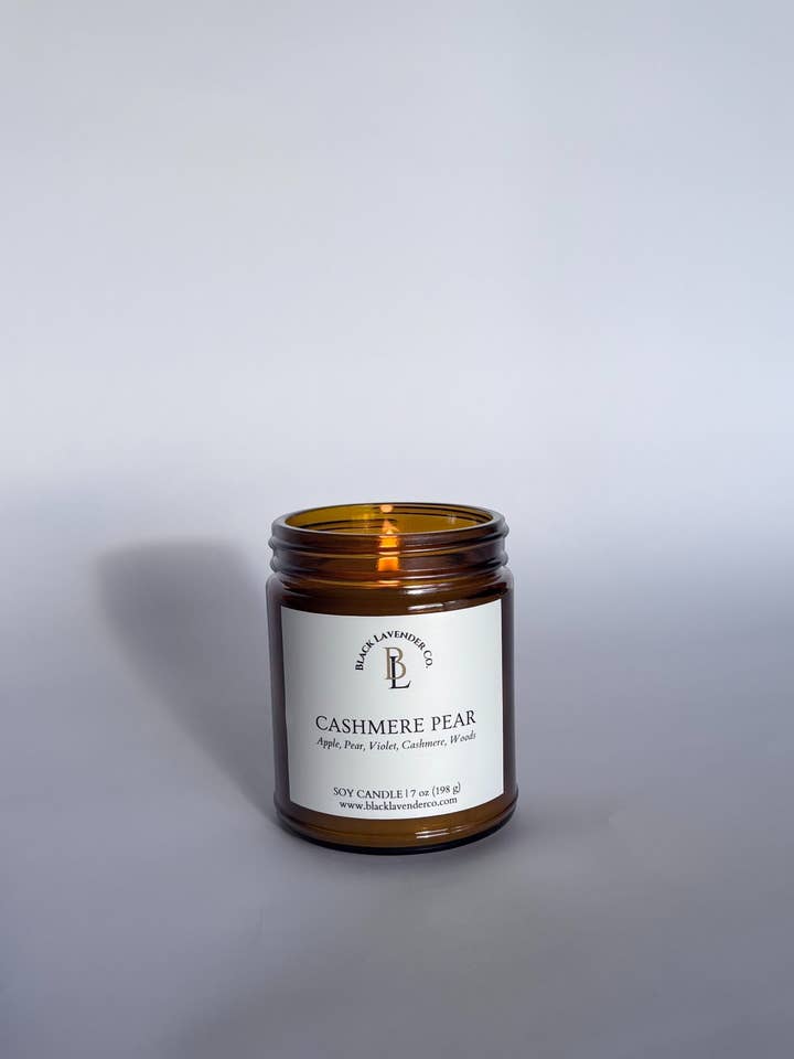 Cashmere Peer Kaars - 7 oz. Amber Glas voor wholesale door Black Lavender Co.