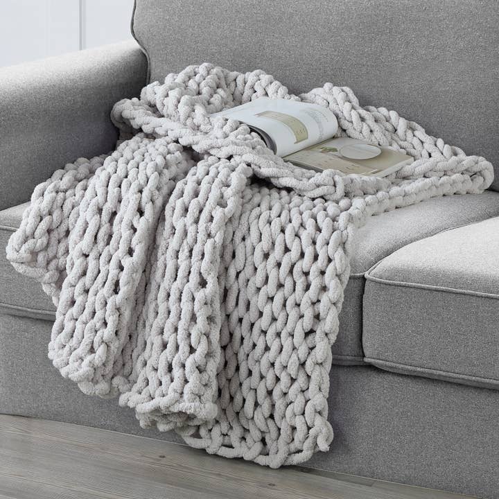 Bed Bath Fashions - Wholesale Throw Blanket - Kathy Ireland Chunky Chenille Plush Throw - 50" x 60"