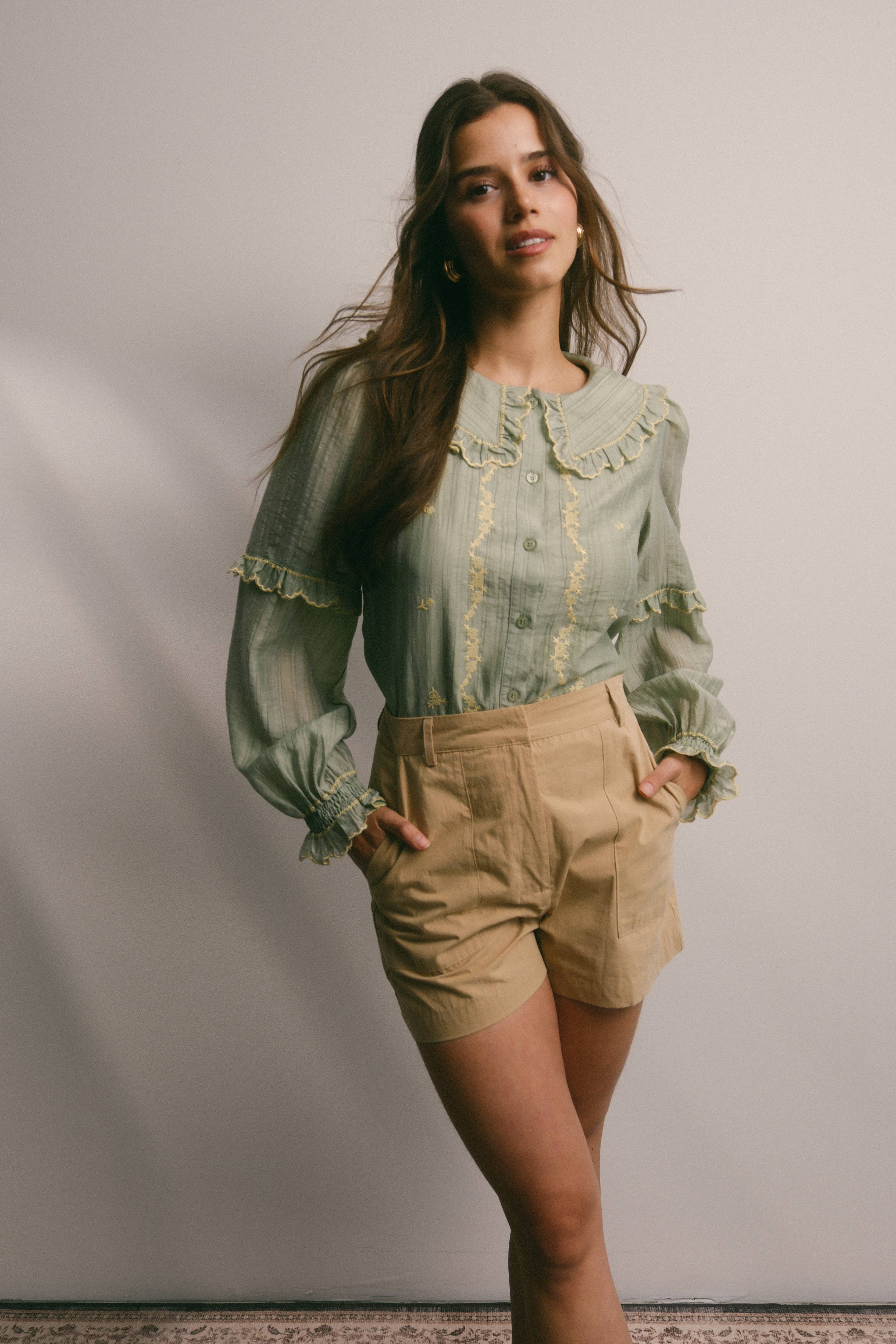 Forte – wholesale Blus - Dam – Broderad blus i bomull med volangkrage FT000312