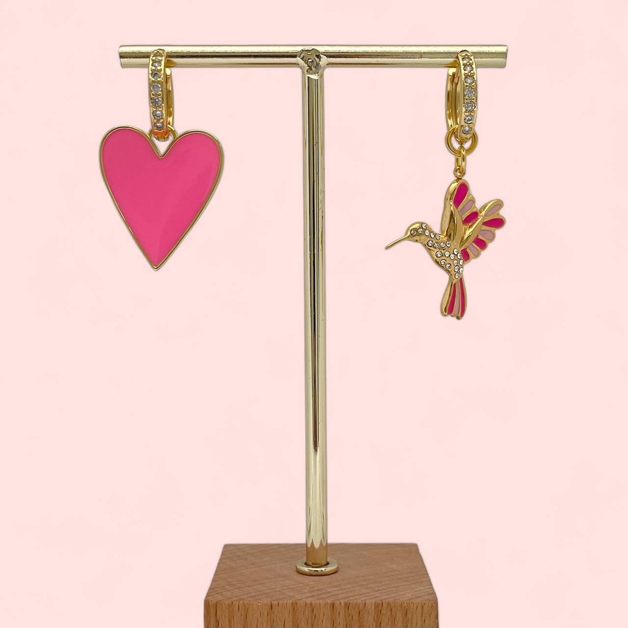 Huracan – Engroshandel Hængeøreringe og creoløreringe – Pink Bird 12 mm creoler med vedhæng1