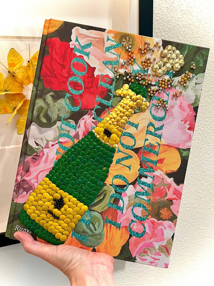 Livre de table basse à clous Champagne Pop pour la vente par Monica Santos Art